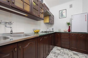 Réfrigérateur, micro-ondes, plaque de cuisson