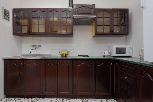 Fridge, microwave, stovetop, cookware/dishes/utensils