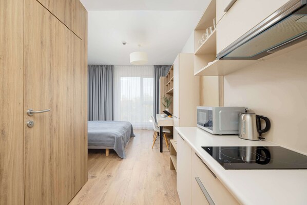 Desk, iron/ironing board, travel cot, WiFi - Wolska 165 | Comfort Studio | Remote Work (Warszawa)