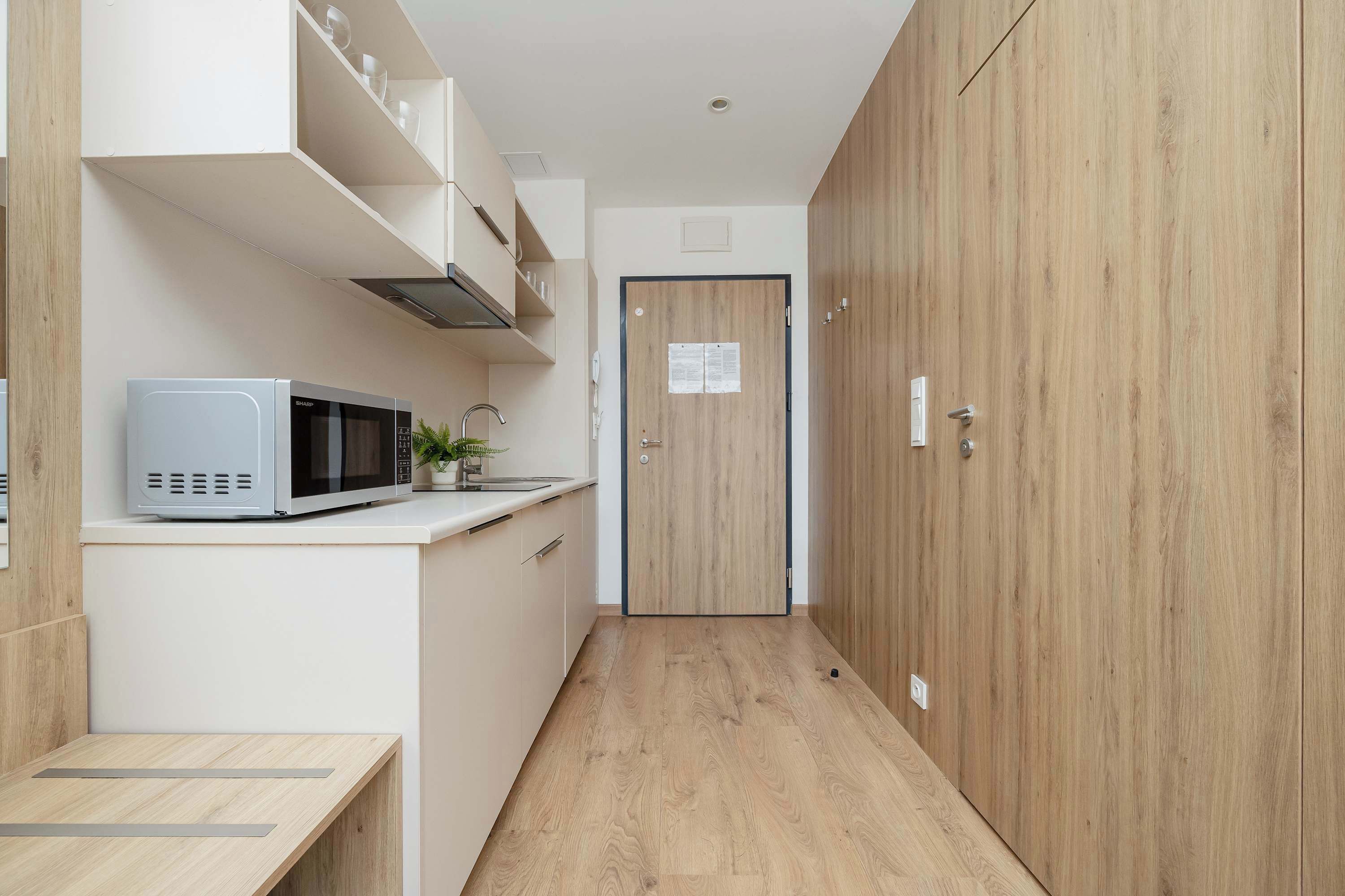 Refrigerador, microondas, parrilla de estufa y utensilios de cocina 