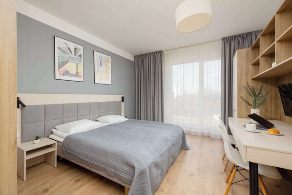 Escritorio, tabla de planchar con plancha, cuna de viaje y wifi