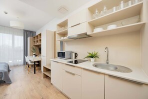 Fridge, microwave, stovetop, cookware/dishes/utensils - Wolska 165 | Comfort Studio | Remote Work (Warszawa)