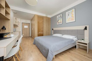 Escritorio, tabla de planchar con plancha, cuna de viaje y wifi