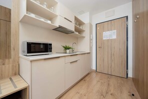 Frigorífico, microondas, placa de cocina y utensilios de cocina