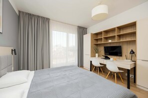 書桌、熨斗/熨衫板、可攜式嬰兒床、Wi-Fi