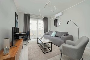 TV, offices - Promenades Green Wrocław | Stylish Apartment with Parking (Wrocław)