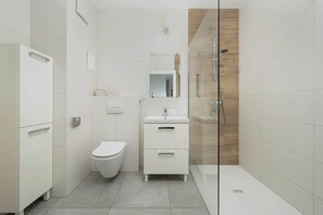 Shower, hair dryer, towels, shampoo