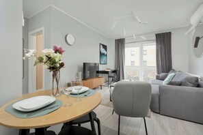 TV, offices - Promenades Green Wrocław | Stylish Apartment with Parking (Wrocław)