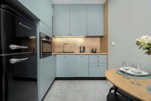 Kühlschrank, Mikrowelle, Ofen, Herdplatte
