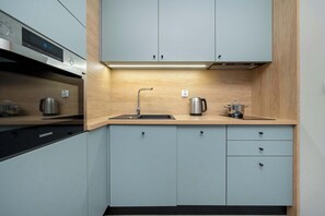 Kühlschrank, Mikrowelle, Ofen, Herdplatte