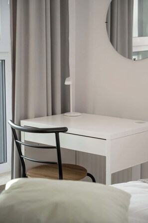 1 habitación, escritorio, tabla de planchar con plancha y wifi 