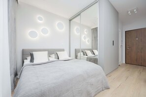 Iron/ironing board, travel crib, WiFi, bed sheets