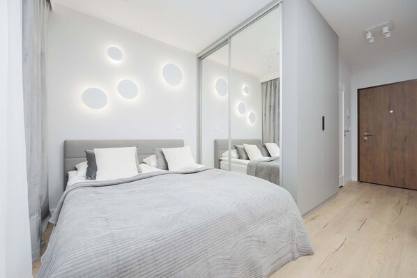 Iron/ironing board, travel crib, WiFi, bed sheets