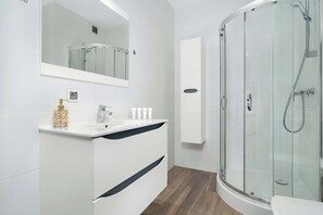 Een douche, een haardroger, handdoeken