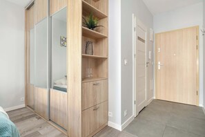 Iron/ironing board, travel cot, WiFi, bed sheets