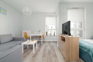 Een strijkplank/strijkijzer, reisbedje, wifi, beddengoed