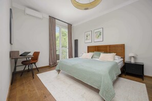 1 bedroom, desk, iron/ironing board, travel cot - Wspólna 73 | Warsaw | Air Conditioned Apartment | Desk | Bathtub | Center (Warszawa)