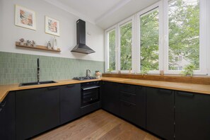 Kühlschrank, Mikrowelle, Ofen, Herdplatte