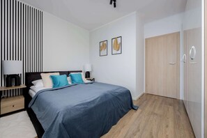 Tabla de planchar con plancha, wifi y ropa de cama