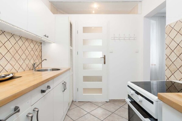 Kühlschrank, Ofen, Herdplatte, Kochgeschirr/Geschirr/Besteck