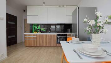 Kylskåp, mikrovågsugn, ugn och spishäll