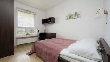 1 habitación, escritorio, tabla de planchar con plancha y cuna de viaje