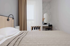 Desk, iron/ironing board, WiFi, bed sheets