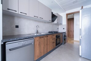 Réfrigérateur, four, plaque de cuisson, lave-vaisselle