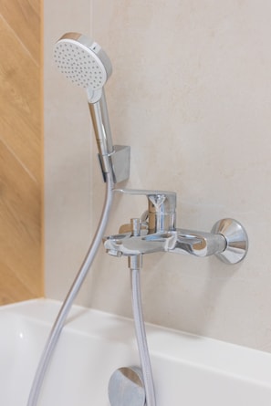 Douche, sĂšche-cheveux, serviettes fournies, shampoing