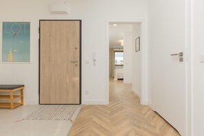 2 slaapkamers, een bureau, een strijkplank/strijkijzer, reisbedje