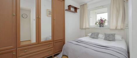 Iron/ironing board, travel crib, WiFi, bed sheets