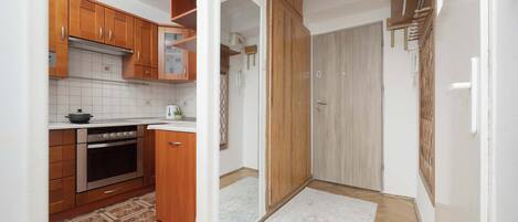 Frigorífico, microondas, horno y placa de cocina