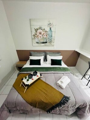 Iron/ironing board, WiFi, bed sheets