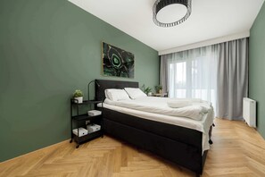 Desk, iron/ironing board, WiFi, bed sheets