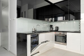 Fridge, oven, stovetop, dishwasher - Piekny Apartament z Ogrodkiem i Tarasem & Parking by Noclegi Renters (Poznań)