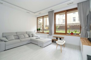 TV - Piekny Apartament z Ogrodkiem i Tarasem & Parking by Noclegi Renters (Poznań)