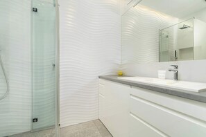 Dusche, kostenlose Toilettenartikel, Haartrockner, Handtücher