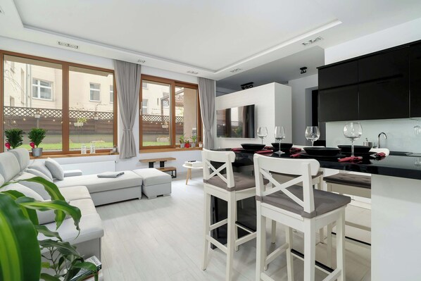 TV - Piekny Apartament z Ogrodkiem i Tarasem & Parking by Noclegi Renters (Poznań)