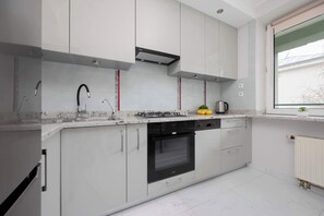 Frigorifero, forno, piano cottura, lavastoviglie