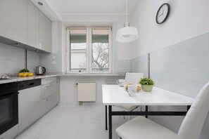 Fridge, oven, stovetop, dishwasher