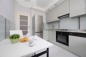 Fridge, oven, stovetop, dishwasher