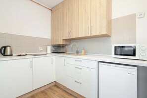 Een koelkast, een microgolfoven, een kookplaat