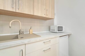 Réfrigérateur, four à micro-ondes, surface de cuisson, chaise haute