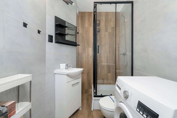 Douche, séchoir à cheveux, serviettes fournies, shampooing