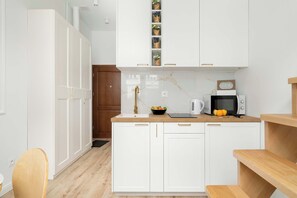 Fridge, microwave, stovetop, cookware/dishes/utensils