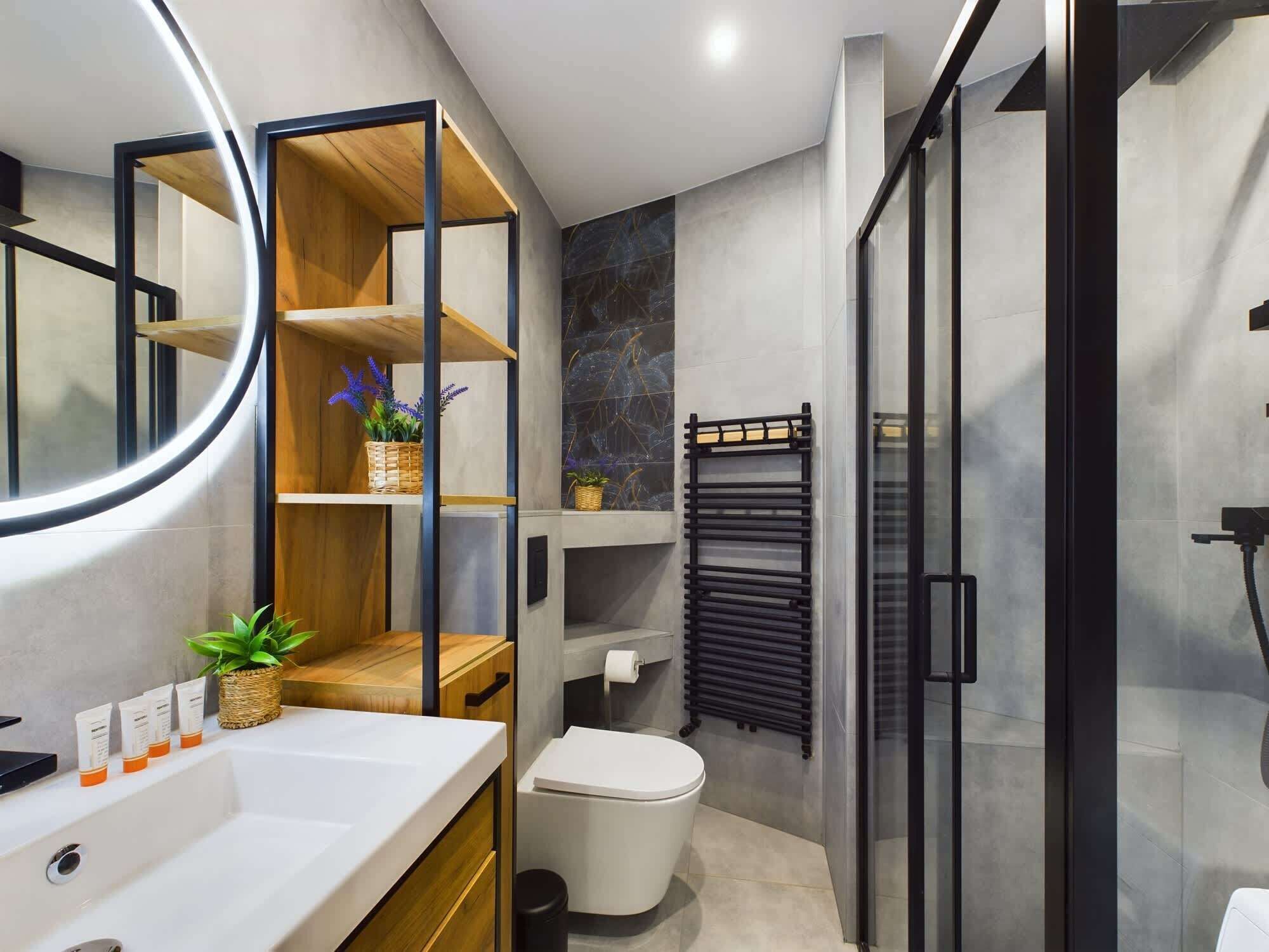 Shower, hair dryer, towels, shampoo