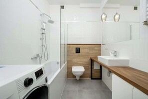 Shower, hair dryer, towels, shampoo - Elegant Apartment in Wroclaw | Place to Work | Smart TV (Wrocław)