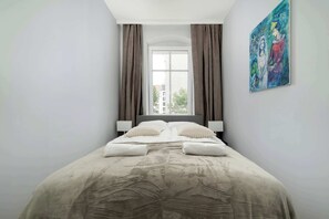 1 habitación, escritorio, tabla de planchar con plancha y wifi 