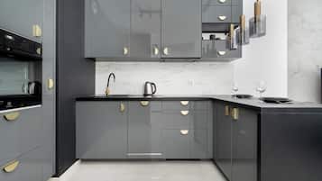 Jääkaappi, mikroaaltouuni, uuni, liesi