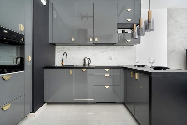 Kühlschrank, Mikrowelle, Ofen, Herdplatte